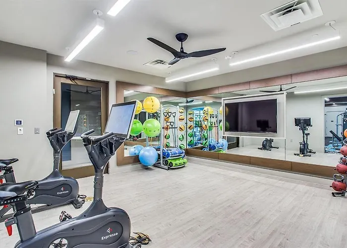 Downtown Worth Luxe Retreat, Pool, Gym And Free Parking Apartment *