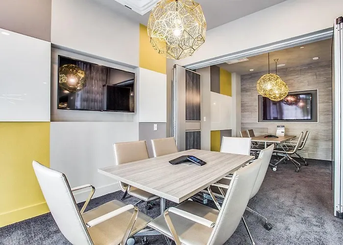 Downtown Worth Luxe Retreat, Pool, Gym And Free Parking *