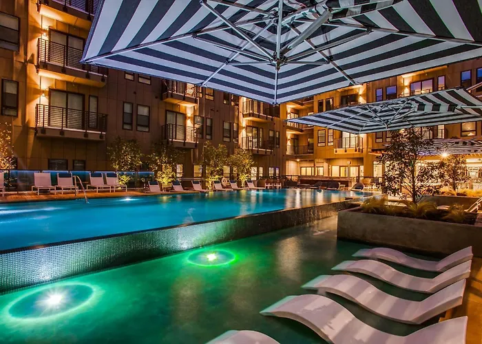 Downtown Worth Luxe Retreat, Pool, Gym And Free Parking Fort Worth