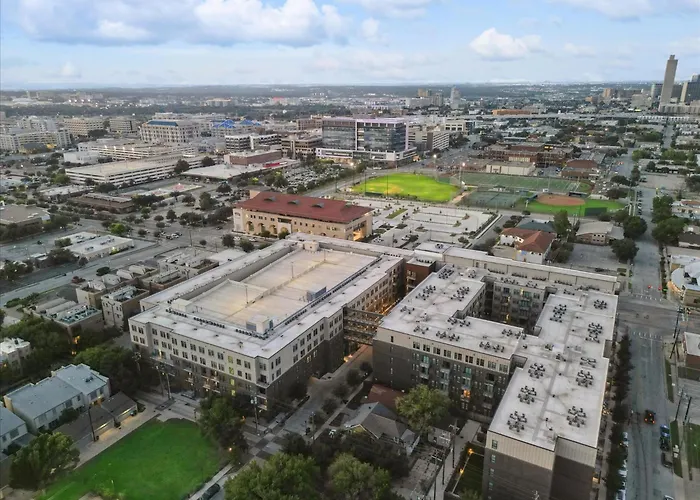 Downtown Worth Luxe Retreat, Pool, Gym And Free Parking